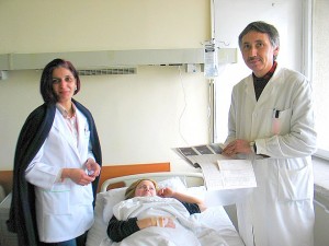 Д-р Румен Желязков, началник на Нефрологично отделение, и д-р Ренета Койчева - в отделението по Нефрология.
