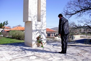 В Братя Даскалови Георги Първанов се поклони пред паметника на тримата братя-антифашисти Димитър, Иван и Никола, дали името на общинския център. Предизборните кампании на президента досега винаги са започвали оттук.