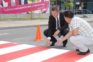 Пешеходни пътеки с 3-годишен срок на служба по метода "Студен релефен пластик" се полагат в Стара Загора от 20 август 2012 г. Оттогава досега са направени над 50 такива