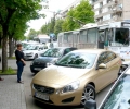 Водач на лъскава лимузина задръсти движението по главната, обра попържните на половин Стара Загора