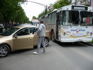 Вече го е преместил малко напред и си тръгва.