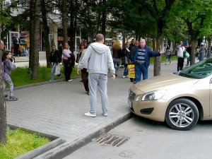 И най-пикантния момент: размяна на любезности със зяпачите. Пенсионер му дава акъл.