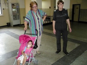 Свидетелката Петрана Танева дойде в съда с 2-годишната си внучка, която също е била сред застрашените от безразсъдния шофьор деца на площадката