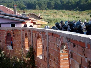 Къщите, които подлежат на събаряне, са градени с такива масивни зидове, сякаш ще векуват