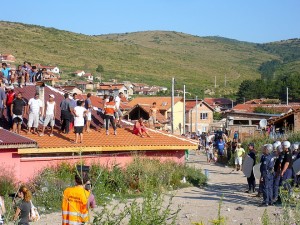 Много роми се катереха върху покривите в опит да спасят съответната къща от събаряне