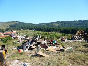 Това остана от първия ред къщи, които бяха най-близо до пътя за Дъбрава