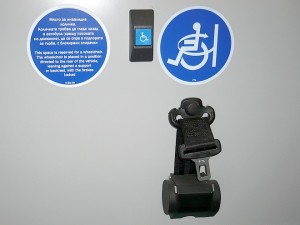 В салона е отделено специално място и колан за инвалидни колички
