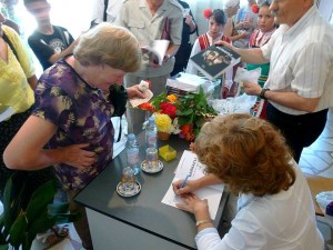 Автографи, автографи - навсякъде в България, където романът бе представен