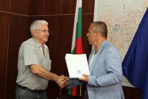 Договорът бе подписан от зам.-кмета Йордан Николов (вдясно) и собственика на фирма "Никон" Николай Нешев