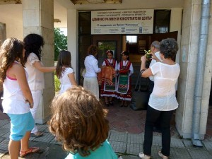 Девойки в народни носии посрещат Светлана Савицка с хляб и сол в Крън