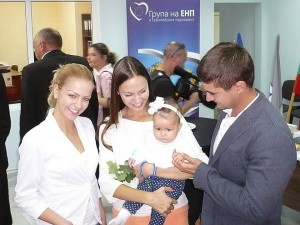 Ева Паунова взе на ръце малката дъщеричка на съпартиеца си Николай Диков, член на НИС на МГЕРБ, и съпругата му Надежда, като символ на евробъдещето на България