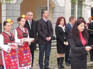 В церемонията по откриването на обновения път участваха народните представители Драгомир Стойнев и Георги Гьоков, както и кметът на Чирпан Кичка Петкова.