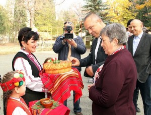 В ЦДГ "Ален мак" посрещнаха гостите от Общината и медиите с традиционен ритуал