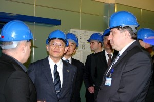 На снимката: изпълнителният директор на централата инж. Живко Динчев (вдясно) и старши вицепрезидентът на "Тошиба" Йошихиро Абуратани