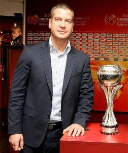Кметът на Стара Загора Живко Тодоров с купата, която ще получи шампионът от европейското първенство по футбол до 17 г.
