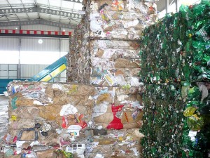Готовите бали със сепарирани вторични суровини се складират в очакване на транспорт към рециклиращи заводи