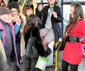 Оперни артисти пеят на пътниците в градския транспорт в Стара Загора