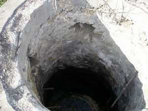 Открита дълбока яма посред "парка", нарочен за запазване