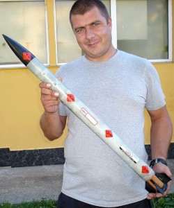 Младият Христо Крушарски, съименник на чичо си, с ракетата "Лоза-2"
