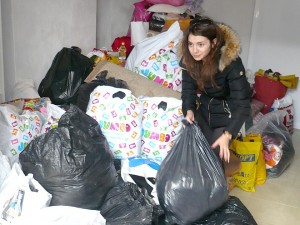 Ивета Лазарова, общински съветник от група "Истината за Стара Загора", приготвя получените помощи за транспортиране