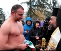 29-годишен извади Богоявленския кръст в Стара Загора