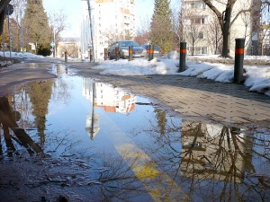 Разливът по ул. "Хан Аспарух" - в ярък контраст с леда наоколо