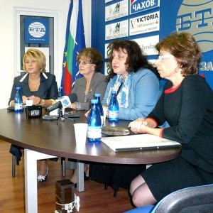 Проф. Веска Шошева - втората отляво, след Емилия Масларова