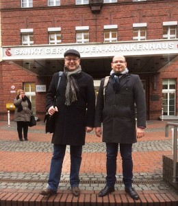 Доц. Петков и д-р Елкин пред клиниката в Германия