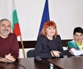 Областният управител Гергана Микова разговаря с децата-медалисти от математическата олимпиада в Тайланд