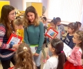 Деца четат приказки на малчугани в Стара Загора