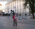 Запалилият Националното знаме М.С. пак задържан - този път за хулиганство, отправяне на обиди към медици и причиняване на телесни повреди на полицаи
