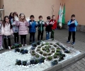 Старозагорски деца сътвориха спирала от цветя