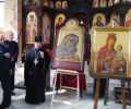 Посрещнаха Чудотворните икони в храм