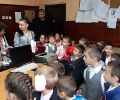 Деца поздравиха полицаи в Стара Загора по случай професионалния им празник