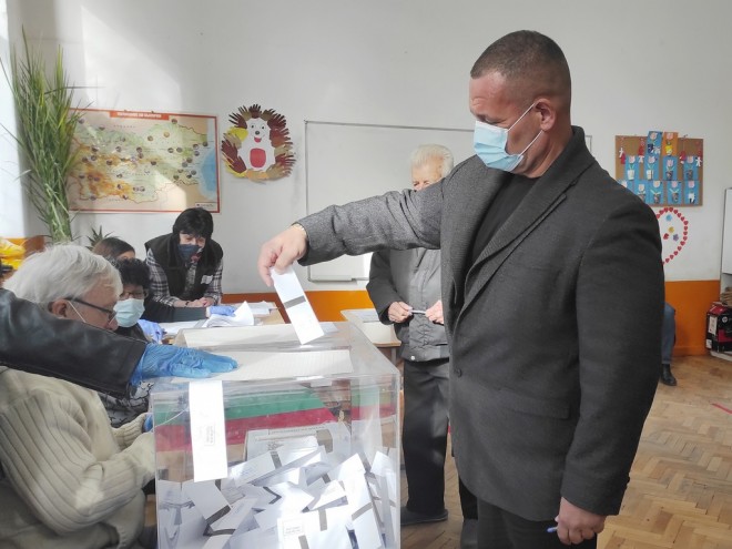 Д-р Душо Гавазов гласува в избирателната секция в с. Ветрен