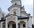 Поставят църковната утвар в храм