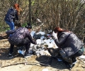 Общинските служители в Казанлък почистват край язовир 