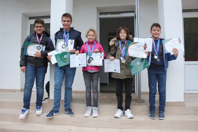 Носителите на медали от AIMO и WMI - Станислав, Радослав, Виктория, Йоан и Боян. 
