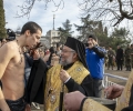 18-годишният ученик Делян Запрянов извади Богоявленския кръст от езерото в Стара Загора