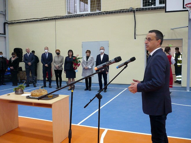 Залата в ПГСС - Чирпан е първата от цяла поредица нови спортни обекти в града и общината, обяви кметът Ивайло Крачолов