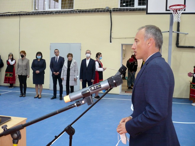 Приветствие поднесе и Красимир Вълчев, в чийто мандат като министър на образованието бяха осигурени средства за завършването на спортната зала.