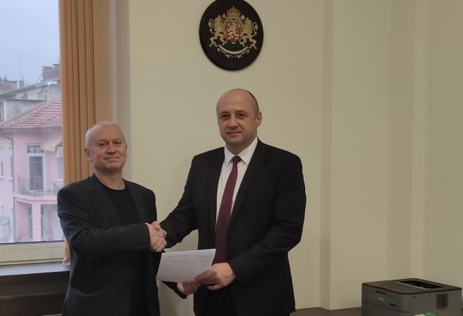 Окръжният прокурор Дичо Атанасов (вляво) поздрави Гриша Мавров за встъпването на новата длъжност