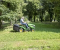 Гражданин дари трактор-косачка за зелените площи на Старозагорските бани