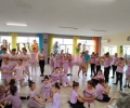 Двуметрови кукли, задвижвани от деца, оживяват на сцената в мюзикъла на 