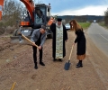 С първа копка кметът на Чирпан Ивайло Крачолов стартира реконструкцията на пътя Винарово - Могилово