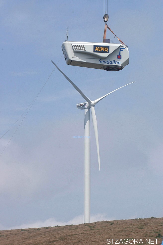 Момент от вдигането на 20-те турбини на 50-мегаватовия ветропарк Бузлуджа преди 14 години