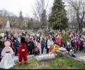 В червено-бяла премяна облякоха парк „Пети октомври“ за Баба Марта