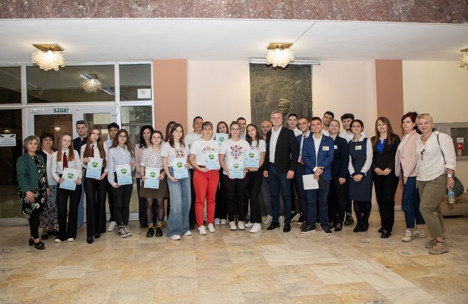 Зам.-кметът Радостин Танев и участниците в конкурса Млад еколог