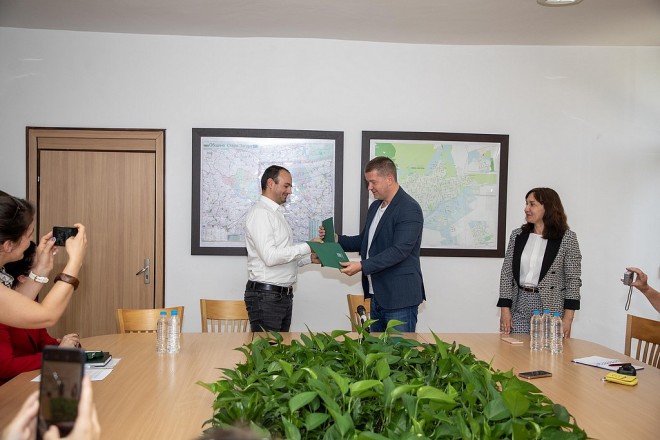 Петър Шарков и Живко Тодоров си разменят подписаното споразумение