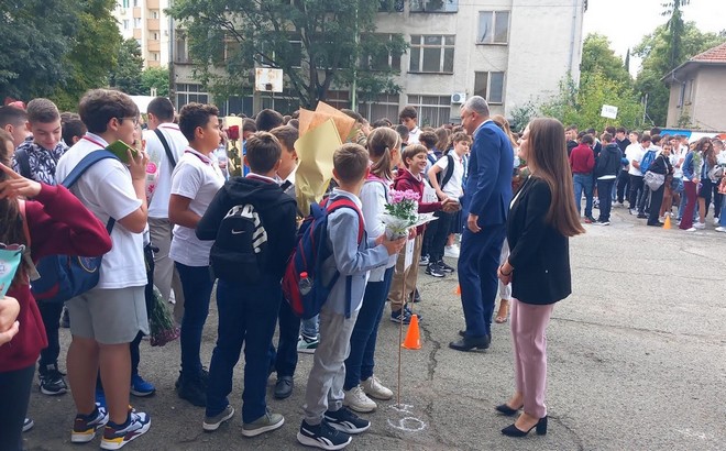 Г-н Танев разговаря с учениците в ППМГ